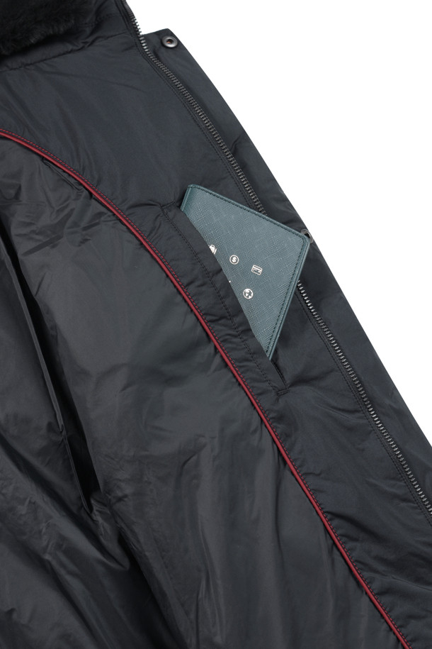 [에어다운] 칼라 FUR 다운 점퍼는 추운 겨울에도 따뜻하고 스타일리시하게 연출할 수 있는 아우터입니다. 블랙 컬러의 무지 디자인으로 어떤 룩에도 잘 어울리며, 캐주얼, 미니멀, 클래식 스타일을 모두 소화할 수 있습니다. 엉덩이 위 기장의 레귤러 핏으로 편안하게 착용 가능하며, 탈부착 가능한 칼라 렉스 퍼가 고급스러움을 더합니다. 머스코비덕 다운 충전재(솜털:깃털=80:20)와 발수, 경량 기능으로 보온성과 활동성을 모두 갖췄으며, 겨울 데일리룩, 산책룩, 여행룩에 적합합니다.
