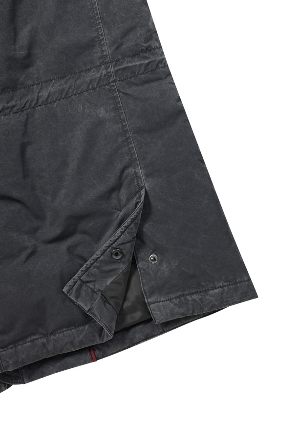 네이비 컬러의 남성용 피그먼트 워싱 다운 사파리입니다. 겨울철 보온과 방풍 기능을 갖춘 두꺼운 두께의 아우터로, 캐주얼, 미니멀, 클래식 스타일을 연출하기 좋습니다. 허리 스트링과 니트 소매 배색, 가슴 포켓, B로고 와펜 등의 디테일이 돋보이며, 머스코비덕 다운 충전재(솜털:깃털=80:20)를 사용하여 보온성을 높였습니다. 피그먼트 워싱 가공으로 특유의 은은한 멋을 더했고, 지퍼와 스냅으로 여밈 방식을 갖춰 편안하게 착용 가능합니다. 출근룩과 여행룩 모두 활용할 수 있는 실용적인 아이템입니다.
