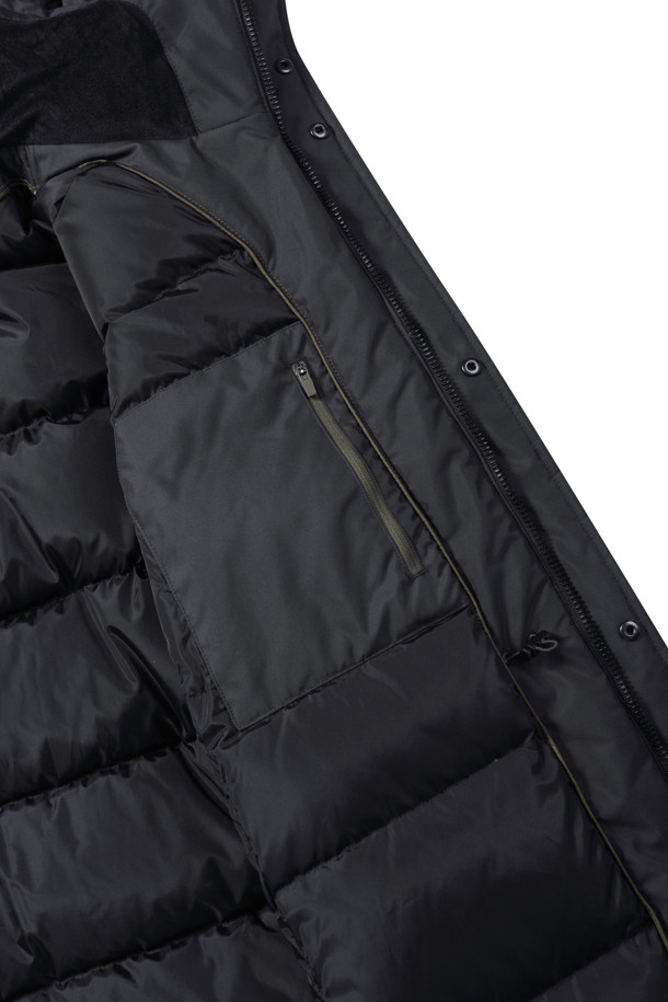 **후드 탈착 다운 사파리**는 겨울철 출근룩을 위한 베이직 스타일의 아우터입니다. 블랙, 그레이 두 가지 색상으로 출시되었으며, 허벅지 기장의 레귤러핏으로 제작되었습니다. 지퍼와 스냅 여밈 방식을 갖추었으며, 폴리에스테르 소재에 두꺼운 두께감으로 보온성을 높였습니다. 후드는 탈부착이 가능하며, 허리 스트링 조절, 소매 니트 배색, B로고 와펜 디테일이 돋보입니다. 머스코비덕 다운 충전재(솜털:깃털=80:20)와 발수 처리, 방수 기능으로 쾌적함을 더했습니다.
