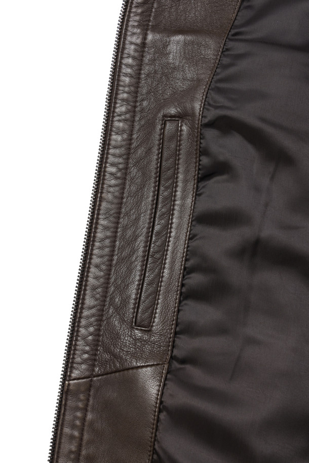 [볼더레더] 세미베지터블 양가죽 트러커는 가을 시즌, 캐주얼하고 빈티지한 스타일을 연출하기에 완벽한 아우터입니다. 부드러운 세미 베지터블 천연 양가죽과 가먼트워싱, 효소 처리 기법으로 제작되어 은은한 광택과 자연스러운 질감을 자랑합니다. 엉덩이 위 기장의 레귤러핏으로 편안하며, 가슴 포켓 장식과 전면 노출 지퍼 디테일이 돋보입니다. 뒷 넥 부분의 브랜드 라벨 가죽 디테일은 고급스러움을 더하며, 데이트룩이나 가을 나들이룩에 잘 어울리는 스타일입니다.
