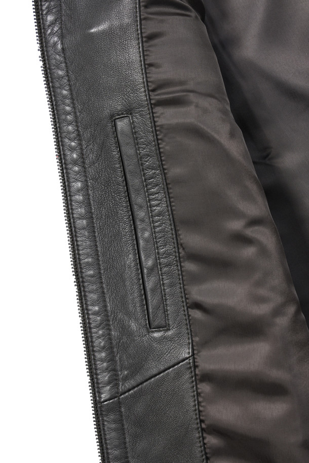 [볼더레더] 세미베지터블 양가죽 트러커는 가을, 겨울에 어울리는 캐주얼하고 빈티지한 스타일의 아우터입니다. 부드러운 세미 베지터블 천연 양가죽 소재에 가먼트워싱과 효소 처리하여 자연스러운 질감을 살렸습니다. 엉덩이 위 기장의 레귤러핏으로 편안한 착용감을 제공하며, 지퍼 여밈 방식과 전체 안감, 가슴 포켓 디테일이 특징입니다. [볼더레더] 브랜드 가죽 라벨이 부착되어 있으며, 가을 나들이룩이나 겨울 데일리룩에 활용하기 좋습니다.
