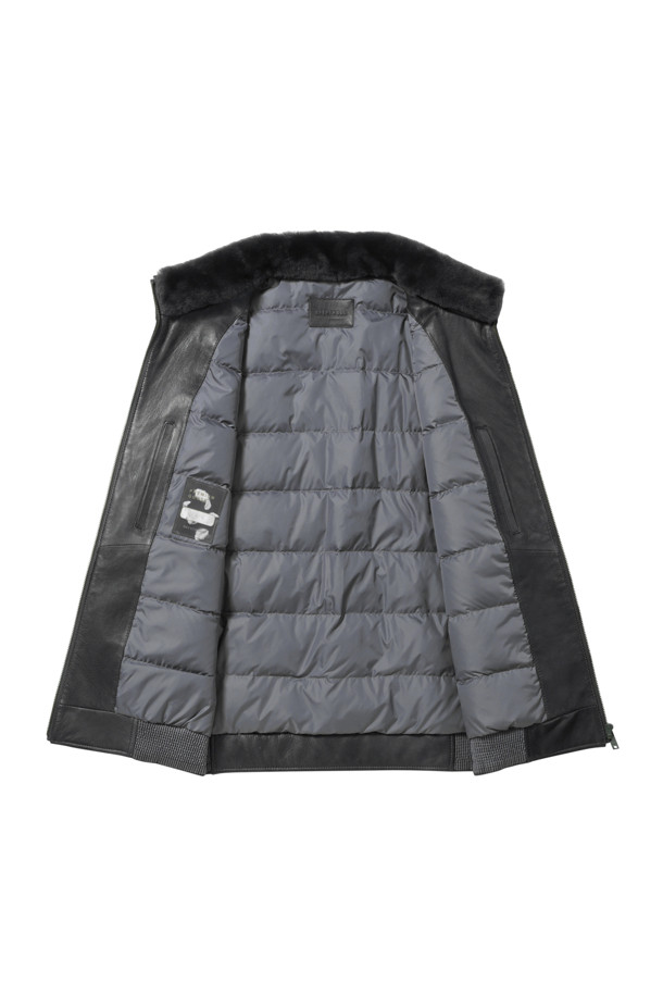 FUR(퍼) 칼라 양가죽 다운 점퍼는 겨울철 데일리룩에 적합한 베이직 스타일의 점퍼입니다. 부드러운 촉감의 양가죽 소재로 제작되었으며, 엉덩이 위 기장의 레귤러 핏으로 편안하게 착용 가능합니다. 탈부착 가능한 양털 칼라 FUR(퍼)가 있어 다양한 스타일을 연출할 수 있으며, 히든 자석으로 간편하게 여밀 수 있습니다. 구스다운 충전재(솜털:깃털=80:20)와 밑단 및 소매단 스모킹 처리, 오일 브러쉬 가공으로 보온성과 흡습 기능까지 갖춘 실용적인 제품입니다. 블랙 색상으로 클래식하고 미니멀한 매력을 더했습니다.
