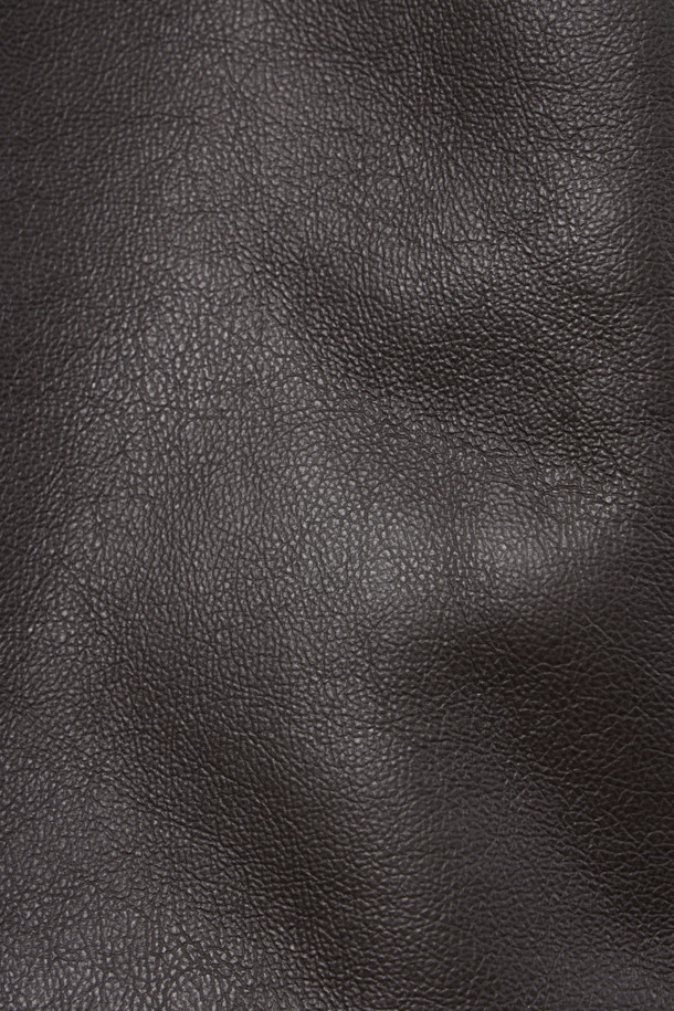 [브리스톨] 마초클래식 무스탕은 부드러운 촉감의 비건가죽과 폴리 양모 소재로 제작되어 뛰어난 보온성을 자랑하는 남성용 무스탕입니다. 엉덩이 위 기장의 레귤러핏으로 클래식과 캐주얼 스타일을 모두 소화하며, 집업 여밈 방식으로 편안하게 착용할 수 있습니다. 겨울철 데일리룩과 데이트룩에 적합하며, 소프트한 엠보 퀄리티와 오염에 강한 특징을 갖추었습니다. 긴 소매 기장과 비조 장식으로 디자인의 완성도를 높였으며, 가벼운 착용감으로 활동성을 더했습니다. 브라운 컬러의 무지 패턴으로 미니멀하면서도 세련된 스타일을 연출합니다.
