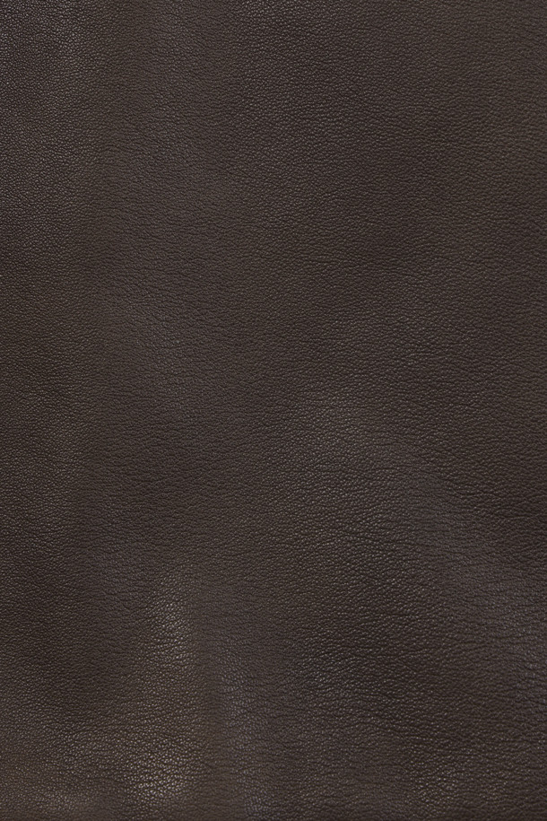 [셀렉션] 세미베지터블 양가죽 점퍼는 초겨울, 클래식, 빈티지, 캐주얼 스타일을 아우르는 남성용 아우터입니다. 부드러운 감촉의 양가죽 소재에 엉덩이 위 기장의 레귤러핏으로 편안한 착용감을 선사합니다. 브라운 컬러의 무지 디자인에 가먼트워싱, 효소 처리, 부분 스티치 디테일, 하단 포켓 장식 등의 특징을 더해 고급스러움을 강조했습니다. 솜 안감과 약간 두꺼운 두께감으로 보온성을 높였으며, 겨울 데일리룩, 데이트룩, 모임룩 등 다양한 TPO에 활용하기 좋습니다. 지퍼 여밈 방식과 긴 소매 기장으로 안정적인 착용감을 제공합니다.
