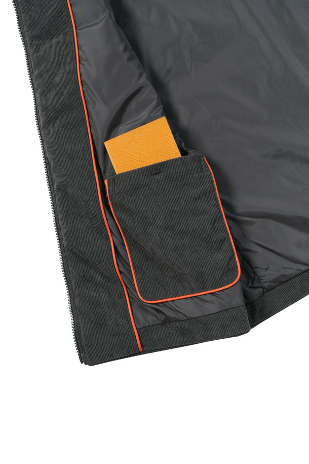 [코지] 코듀로이 베스트는 초겨울, 출근룩에 어울리는 베이직하고 캐주얼한 스타일의 베스트입니다. 엉덩이 위 기장의 레귤러핏으로, 반달 모양의 네크라인과 전면 노출 지퍼가 특징입니다. 블랙 컬러의 폴리에스터 코듀로이 소재에 퀼팅 패턴으로 포인트를 주었으며, 약간 두꺼운 두께감과 3M 신슐레이트 안감으로 보온성을 높였습니다. 사이드 스냅 포켓과 뒷넥 라벨판 체크 배색 디테일, 약간의 신축성이 있어 편안하게 착용 가능합니다.
