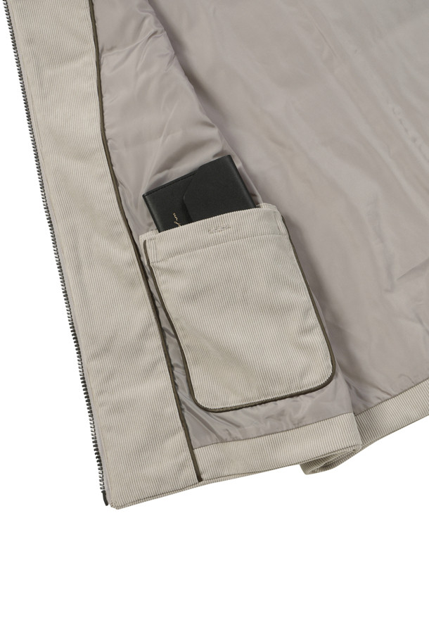 [코지] 코듀로이 베스트는 초겨울, 출근룩과 산책룩에 모두 잘 어울리는 베이직 스타일의 레귤러핏 베스트입니다. 3M 신슐레이트 충전재를 사용하여 보온성을 높였으며, 약간 두꺼운 두께감으로 포근하게 착용할 수 있습니다. 부드러운 코듀로이 소재와 엉덩이 위 기장의 디자인, 반달 모양 넥 디자인이 특징입니다. 지퍼형 여밈 방식과 스냅 여밈 사이드 포켓으로 실용성을 더했으며, 뒷넥 라벨판 체크 배색으로 포인트를 주었습니다. 그레이 컬러로 클래식, 미니멀, 캐주얼 등 다양한 스타일에 매치하기 좋습니다.
