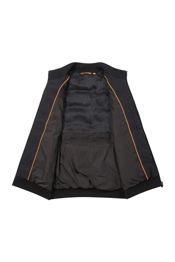 [라이프 퍼포먼스] 니트 배색 방풍 점퍼는 초겨울 일상과 출근, 산책룩에 활용하기 좋은 아우터입니다. 블랙과 브라운 두 가지 색상으로 출시되었으며, 스포티하고 캐주얼한 스타일을 연출합니다. 퀼팅 패턴의 레귤러핏 점퍼로, 우븐 원단과 니트 소매의 배색이 특징입니다. 몸판에는 충전재가 내장되어 보온성을 높였으며, 소매 안쪽 방풍 안감과 등판 실키 스트레치 안감으로 착용감을 개선했습니다. 히든스냅 사이드포켓과 좋은 신축성으로 편안함을 더한 약간 두꺼운 두께의 집업 점퍼입니다.
