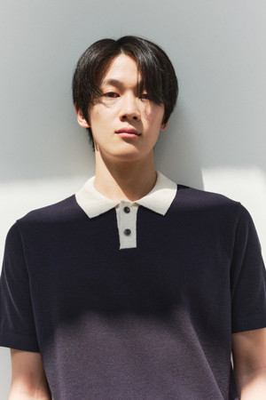 [워셔블] 칼라 배색 폴로넥 스웨터