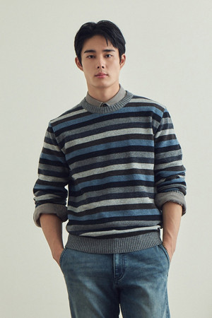 멀티 컬러 블록 패턴 라운드넥 스웨터