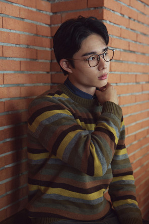 멀티 컬러 블록 패턴 라운드넥 스웨터