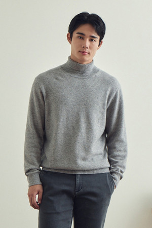 라쿤 혼방 솔리드 롱터틀넥 스웨터