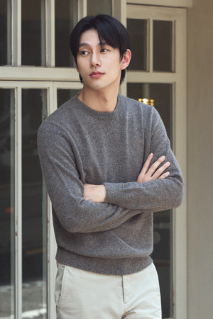 [셀렉션] 울100 트위드 라운드넥 스웨터