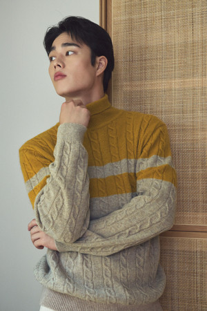 [셀렉션] 라쿤 혼방 블록 롱터틀넥 스웨터