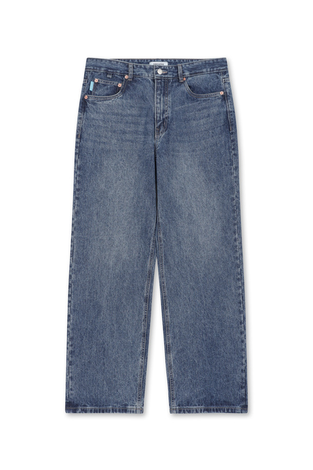 코듀로이 스트레이트 데님 (블루)은 가을, 초겨울에 어울리는 데님 팬츠입니다. 11.5oz의 두꺼운 두께감으로 따뜻하고 부드러운 착용감을 선사하며, 캣브러쉬 워싱과 브러쉬 워싱으로 빈티지한 무드를 더했습니다. 일자핏의 스트레이트 스타일로 베이직하면서도 트렌디한 매력을 줍니다. 키링 고리 디테일과 스카이블루 포인트 라벨이 돋보이며, 캐주얼, 클래식, 미니멀 스타일 모두 소화 가능합니다. 가을 나들이룩이나 겨울 데일리룩에 활용하기 좋습니다.
