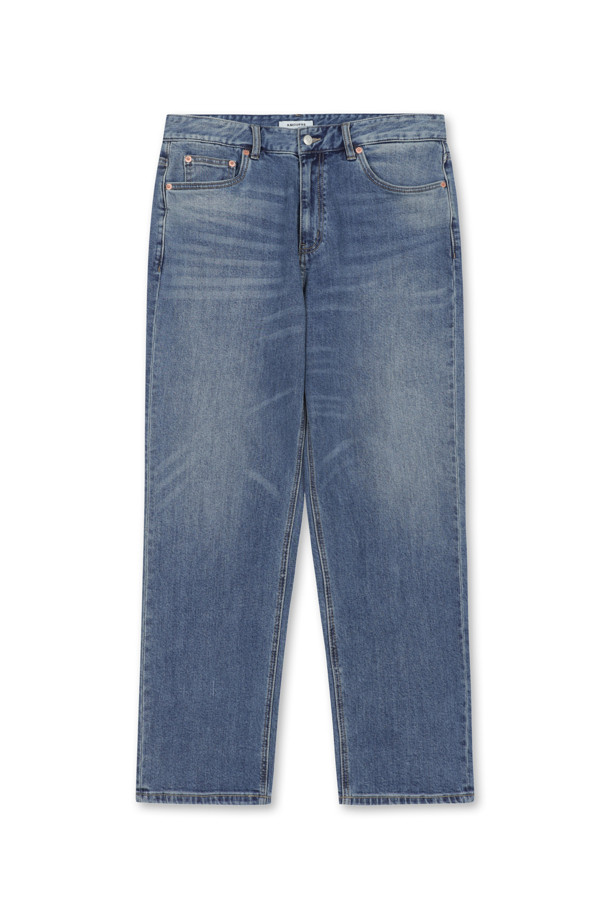 **릴렉스드 스트레이트 데님 (다크 블루)**

가을, 겨울에 어울리는 남성용 릴렉스드 핏 스트레이트 데님 팬츠입니다. 12oz 데님 소재로 제작되었으며, 캐주얼, 미니멀, 클래식 스타일을 연출하기 좋습니다. 다크 블루 컬러에 무지 디자인으로, 다양한 상의와 매치하기 용이합니다. 브러쉬 워싱, 캣 브러쉬 워싱, 스카이블루 포인트 디테일이 특징이며, 스트레치 원단으로 편안한 착용감을 제공합니다. 일상과 가을 나들이룩에 활용하기 좋은 아이템입니다.
