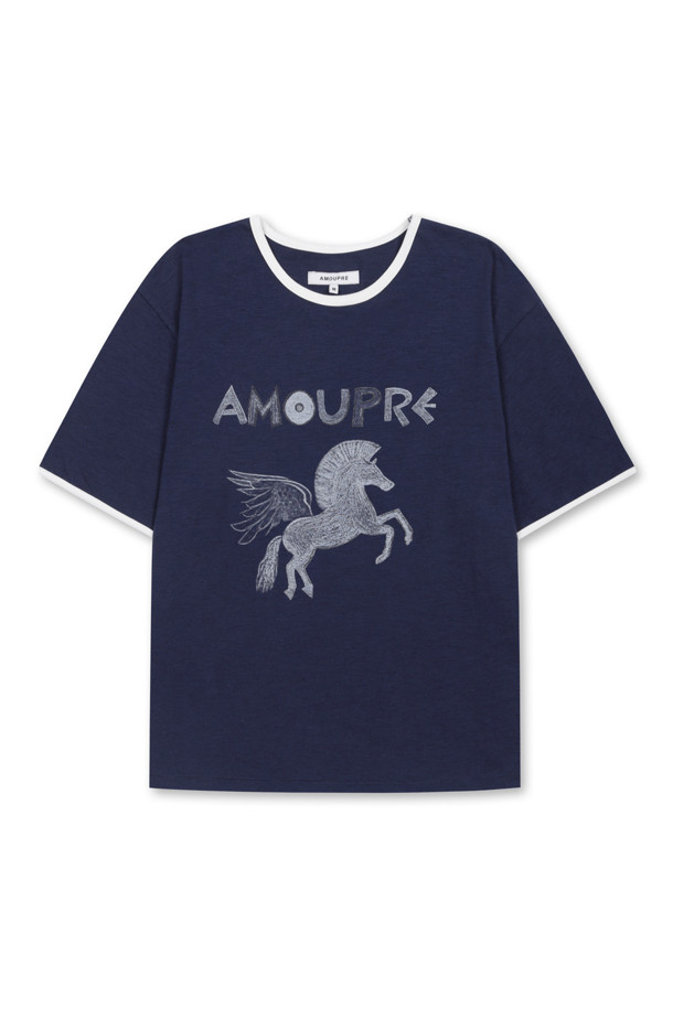 "Divine Grace' Artwork 링거 티셔츠 (네이비)"는 부드러운 면 소재에 슬럽 싱글 조직감으로 제작되어 편안한 착용감을 선사합니다. 레트로와 캐주얼 무드를 동시에 느낄 수 있는 디자인으로, 얇은 두께감과 레귤러핏으로 봄, 여름철 데일리룩에 적합합니다. 네이비 컬러 바탕에 화이트 링거 디테일이 돋보이며, 페가수스 모티프와 도트 프린팅 기법이 더해져 유니크한 스타일을 완성합니다. 일상, 여행, 봄 소풍 등 다양한 TPO에 활용할 수 있으며, 캐주얼, 레트로, 미니멀 스타일을 즐기는 분들께 추천합니다. 190G의 적당한 중량감으로 안정감 있는 핏을 제공합니다.
