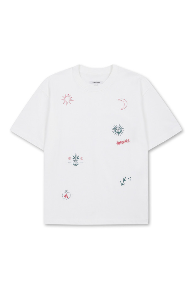 자수 반소매 티셔츠 (화이트)는 26수 이중 꼰사 원단으로 제작되어 부드러운 촉감을 선사합니다. 얇은 두께감으로 봄, 여름 시즌에 시원하게 착용 가능하며, 릴렉스핏으로 편안한 착용감을 제공합니다. 캐주얼 및 베이직 스타일을 연출하기 좋으며, 동네 마실룩이나 봄 소풍룩에 적합합니다. 밀도 높은 원단 구조로 비침을 최소화했으며, 시즌 테마 자수 그래픽과 입체감 있는 자수 디테일, 빈티지 감성의 불규칙한 자수 배치가 특징입니다. 왼쪽 하단 스카이블루 포인트 라벨로 포인트를 더했습니다.
