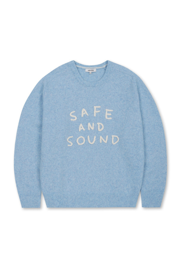세이프 앤 사운드 풀오버 (블루)는 베이직하고 캐주얼한 스타일의 공용 니트/스웨터입니다. 가을, 겨울 시즌에 적합하며, 두꺼운 두께감과 부드러운 촉감이 특징입니다. 라운드넥 디자인에 레글런 소매, 긴소매 기장으로 제작되었으며, 세미오버핏으로 편안한 착용감을 선사합니다. 등판에는 레터링과 자수 디테일이 더해져 포인트를 더했습니다. 친환경 재생 폴리에스터를 사용하여 제작되었으며, 드라이클리닝을 권장합니다. 겨울 데일리룩, 집콕룩, 산책룩 등 다양한 TPO에 맞춰 캐주얼, 미니멀, 클래식 스타일을 연출할 수 있습니다.
