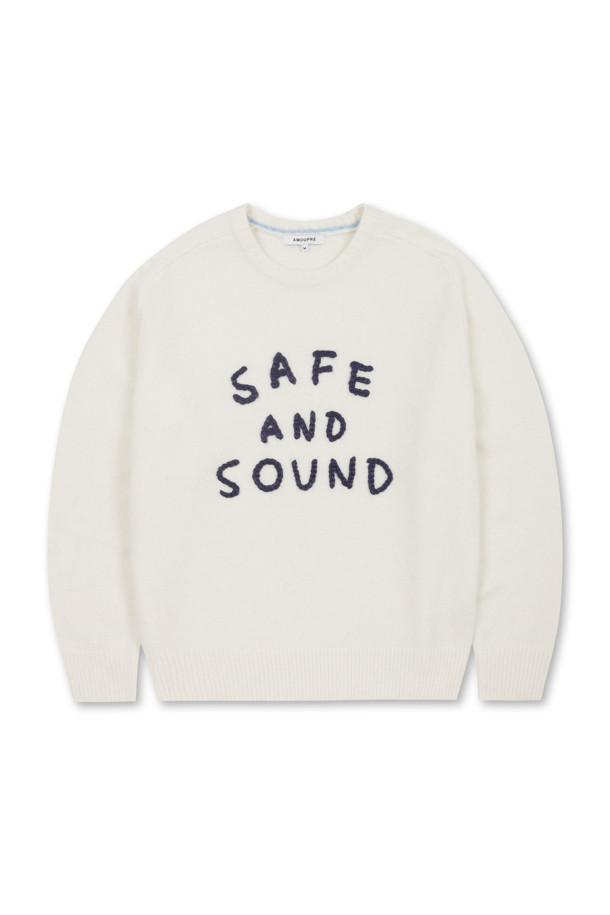 "Safe & Sound Pullover (아이보리)"는 부드러운 촉감의 두꺼운 두께감으로 가을, 겨울철 따뜻하게 착용 가능한 니트/스웨터입니다. 레글런 소매와 세미 오버핏으로 편안한 착용감을 선사하며, 라운드넥 디자인으로 어떤 스타일에도 매치하기 용이합니다. 아이보리 컬러에 "SAFE AND SOUND" 레터링 자수와 시그니처 스카이블루 라벨이 포인트로 더해져 캐주얼하고 미니멀한 무드를 연출합니다. 재활용 폴리에스터를 사용하여 환경까지 생각한 지속 가능한 제품입니다. 일상, 집콕, 산책 등 다양한 TPO에 활용할 수 있습니다.
