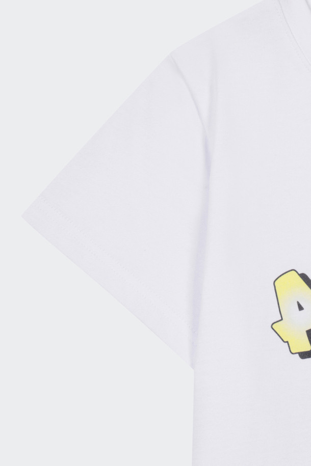 AMOUPRE x NAMHEE 단희 그래픽 티셔츠는 여성 및 남성 모두 착용 가능한 캐주얼 스타일의 그래픽 티셔츠입니다. 화이트 컬러의 라운드넥 반소매 디자인으로, 봄과 여름에 230g 32수 더블싱글 저지 면 원단으로 제작되어 부드러운 촉감을 선사합니다. DTP(Digital Textile Printing) 기법의 고해상도 그래픽 프린트와 워싱 가공 처리로 완성도를 높였으며, 슬림핏 또는 릴랙스핏으로 편안하게 착용할 수 있습니다. 동네 마실룩, 봄 소풍룩 등 가볍고 편안한 스타일을 연출하기 좋으며, 미니멀, 스트리트 무드에도 잘 어울립니다.
