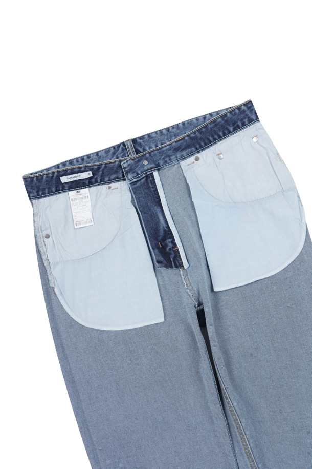 시그니처 테이퍼드 데님 (다크 블루)은 미니멀하고 베이직한 스타일을 추구하는 남성 고객을 위한 데님 팬츠입니다. 간절기와 겨울에 적합하며, 톤 다운된 다크 블루 컬러가 세련된 분위기를 연출합니다. 고밀도 데님 소재에 호발, 스톤, 캣브러쉬, 브러쉬 워싱을 더해 자연스러운 멋을 살렸으며, 뛰어난 내구성을 자랑합니다. 테이퍼드 핏으로 다리 라인을 슬림하게 잡아주어 겨울 데일리룩과 출근룩에 모두 잘 어울립니다. 부드러운 촉감으로 편안한 착용감을 제공합니다.
