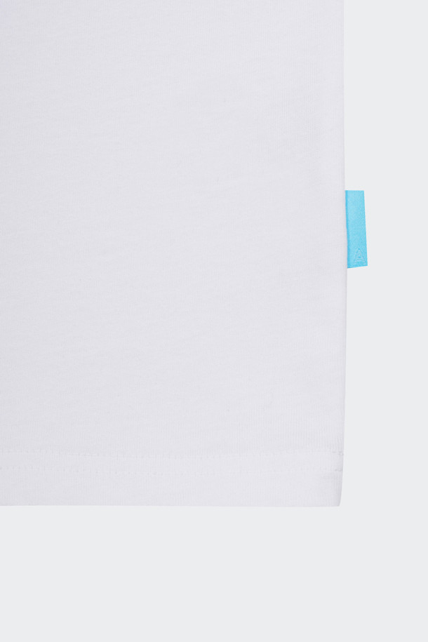 AMOUPRE x NAMHEE 단희 그래픽 티셔츠는 여성 및 남성 모두 착용 가능한 캐주얼 스타일의 그래픽 티셔츠입니다. 화이트 컬러의 라운드넥 반소매 디자인으로, 봄과 여름에 230g 32수 더블싱글 저지 면 원단으로 제작되어 부드러운 촉감을 선사합니다. DTP(Digital Textile Printing) 기법의 고해상도 그래픽 프린트와 워싱 가공 처리로 완성도를 높였으며, 슬림핏 또는 릴랙스핏으로 편안하게 착용할 수 있습니다. 동네 마실룩, 봄 소풍룩 등 가볍고 편안한 스타일을 연출하기 좋으며, 미니멀, 스트리트 무드에도 잘 어울립니다.
