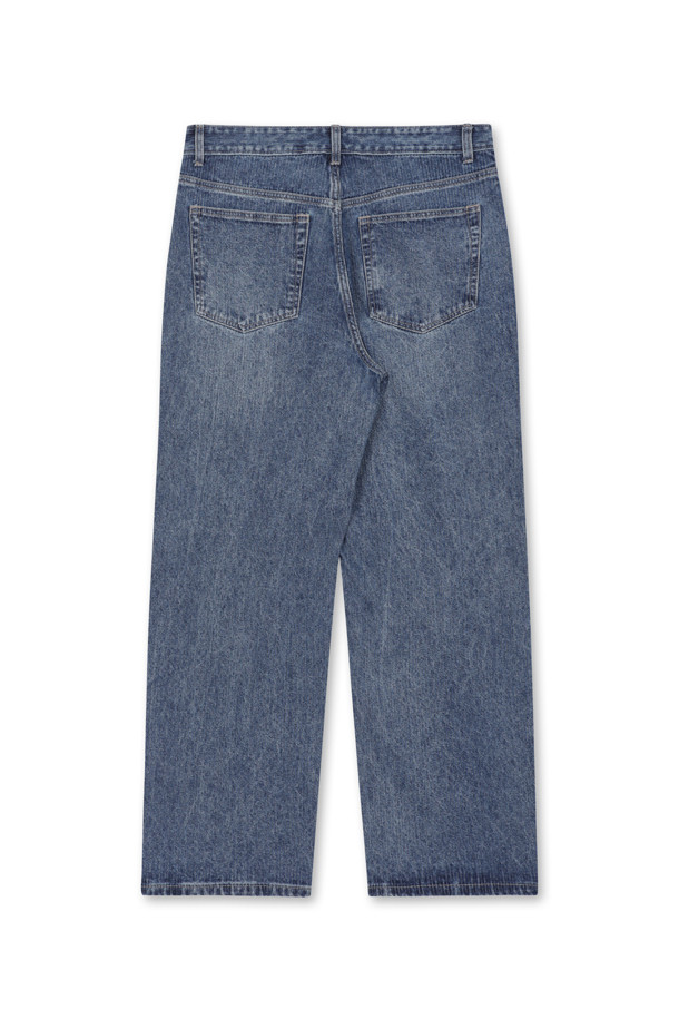 코듀로이 스트레이트 데님 (블루)은 가을, 초겨울에 어울리는 데님 팬츠입니다. 11.5oz의 두꺼운 두께감으로 따뜻하고 부드러운 착용감을 선사하며, 캣브러쉬 워싱과 브러쉬 워싱으로 빈티지한 무드를 더했습니다. 일자핏의 스트레이트 스타일로 베이직하면서도 트렌디한 매력을 줍니다. 키링 고리 디테일과 스카이블루 포인트 라벨이 돋보이며, 캐주얼, 클래식, 미니멀 스타일 모두 소화 가능합니다. 가을 나들이룩이나 겨울 데일리룩에 활용하기 좋습니다.
