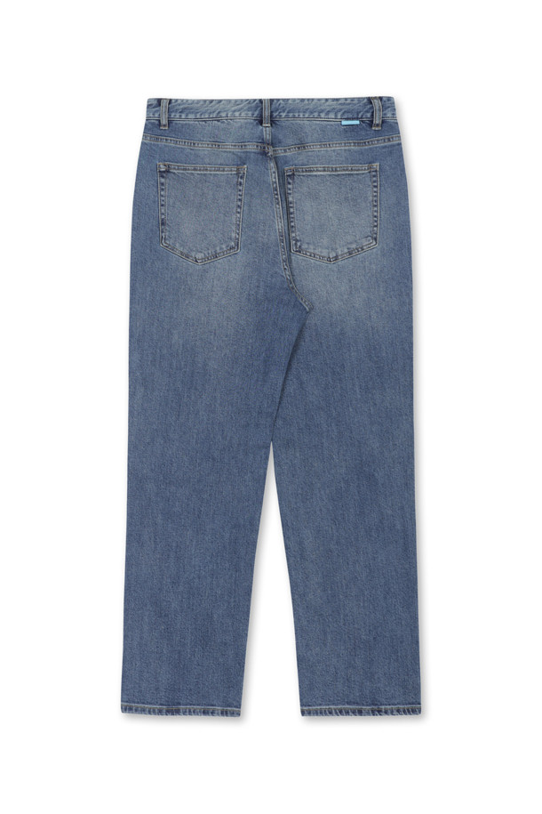 **릴렉스드 스트레이트 데님 (다크 블루)**

가을, 겨울에 어울리는 남성용 릴렉스드 핏 스트레이트 데님 팬츠입니다. 12oz 데님 소재로 제작되었으며, 캐주얼, 미니멀, 클래식 스타일을 연출하기 좋습니다. 다크 블루 컬러에 무지 디자인으로, 다양한 상의와 매치하기 용이합니다. 브러쉬 워싱, 캣 브러쉬 워싱, 스카이블루 포인트 디테일이 특징이며, 스트레치 원단으로 편안한 착용감을 제공합니다. 일상과 가을 나들이룩에 활용하기 좋은 아이템입니다.
