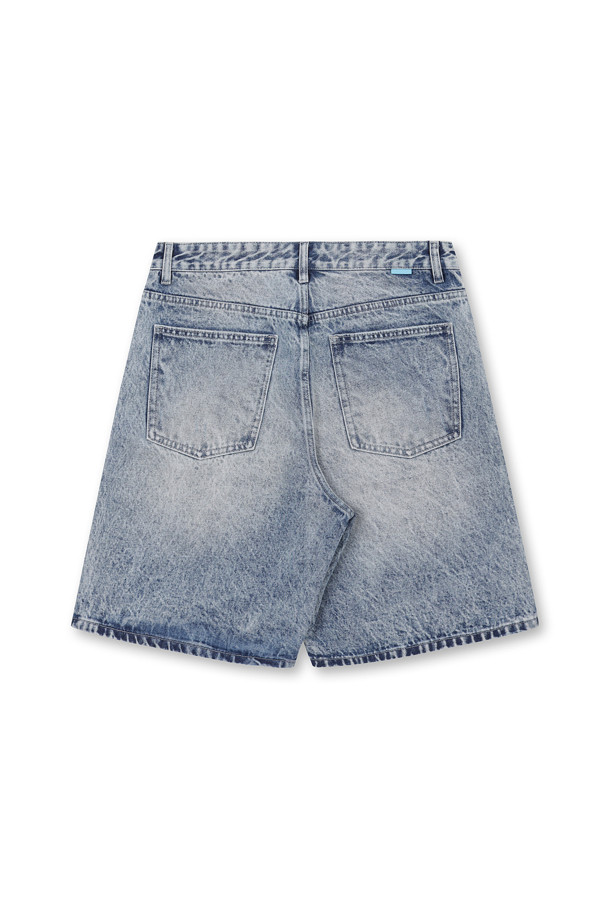 솔트 워시드 숏 데님 (블루)은 자연스러운 슬트 워싱과 데미지 디테일이 돋보이는 남성용 데님 반바지입니다. 시원한 스카이 블루 컬러와 루즈핏으로 제작되어, 여름철 캐주얼, 미니멀, 스트리트 스타일을 연출하기 좋습니다. 깔끔한 포켓 디테일과 스카이 블루 스티치 디테일로 포인트를 더했으며, 두께감이 있어 튼튼하게 착용할 수 있습니다. 동네 마실룩, 휴가룩, 바캉스룩 등 다양한 TPO에 활용 가능합니다.
