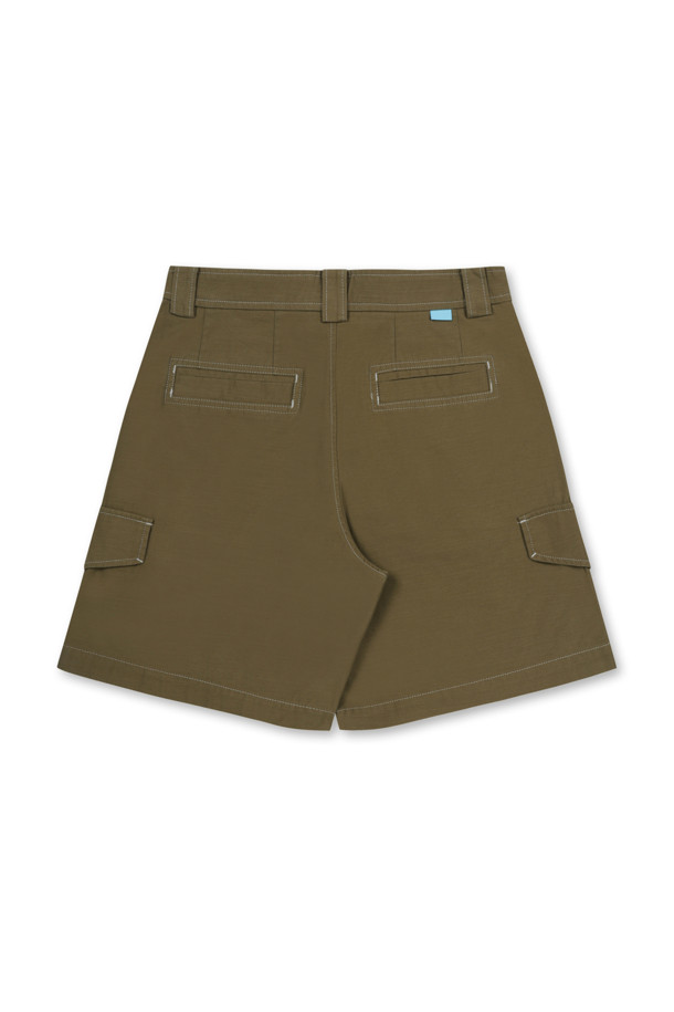 우븐 카고 쇼츠 (카키)는 여름철 캐주얼룩을 완성하는 남성용 반바지입니다. 부드러운 면 소재와 루즈핏으로 편안한 착용감을 선사하며, 뛰어난 통기성과 내구성을 갖췄습니다. 카고 포켓 디자인과 배색 스티치 디테일, 허리 안쪽 스카이블루 스티치가 포인트로, 미니멀하면서도 워크웨어 스타일을 연출합니다. 동네 마실, 여행, 휴가 등 다양한 TPO에 활용 가능하며, 베이직한 디자인으로 어떤 상의와도 잘 어울립니다.
