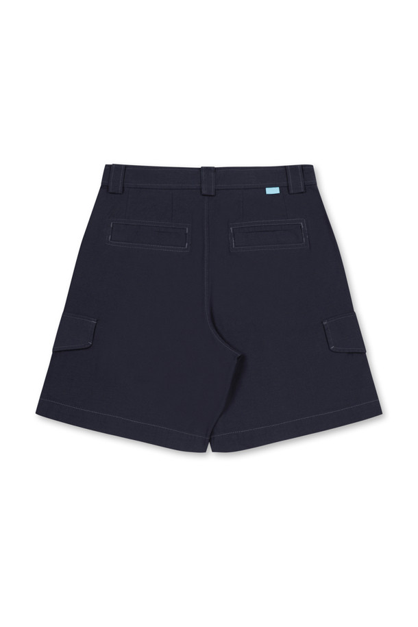 네이비 색상의 워븐 카고 반바지입니다. 면 소재의 부드러운 촉감과 여유로운 핏으로 편안함을 선사하며, 여름철 일상복으로 활용하기 좋습니다. 카고 포켓 디자인과 배색 스티치 디테일이 돋보이며, 허리 안쪽의 스카이블루 스티치가 은은한 포인트를 더합니다. 뛰어난 통기성과 슬럽 텍스처로 시원하고 스타일리시한 연출이 가능하며, 캐주얼, 미니멀, 워크웨어 스타일을 모두 소화할 수 있습니다. 동네 마실룩, 여행룩, 휴가룩 등 다양한 TPO에 매치하여 활용해보세요.
