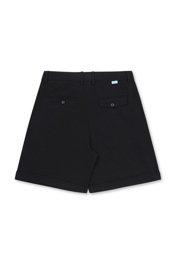 투 턱 버뮤다 쇼츠 (블랙)는 캐주얼과 포멀 스타일을 모두 아우르는 남성용 5부 기장의 반바지입니다. 부드러운 폴리에스터, 레이온, 폴리우레탄 혼방 소재로 제작되어 편안한 착용감을 선사하며, 여유 있는 루즈핏으로 활동성을 높였습니다. 블랙 색상에 무지 디자인으로 어떤 상의와도 잘 어울리며, 데이트룩이나 카페룩 등 다채로운 TPO에 활용할 수 있습니다. 투턱 디테일과 밑단 커프 디테일이 세련된 분위기를 더하고, 후면 플랩 포켓과 허리 스카이블루 포인트 라벨 및 테이핑으로 포인트를 더했습니다. 미니멀, 클래식 스타일을 선호하는 분들께 추천합니다.
