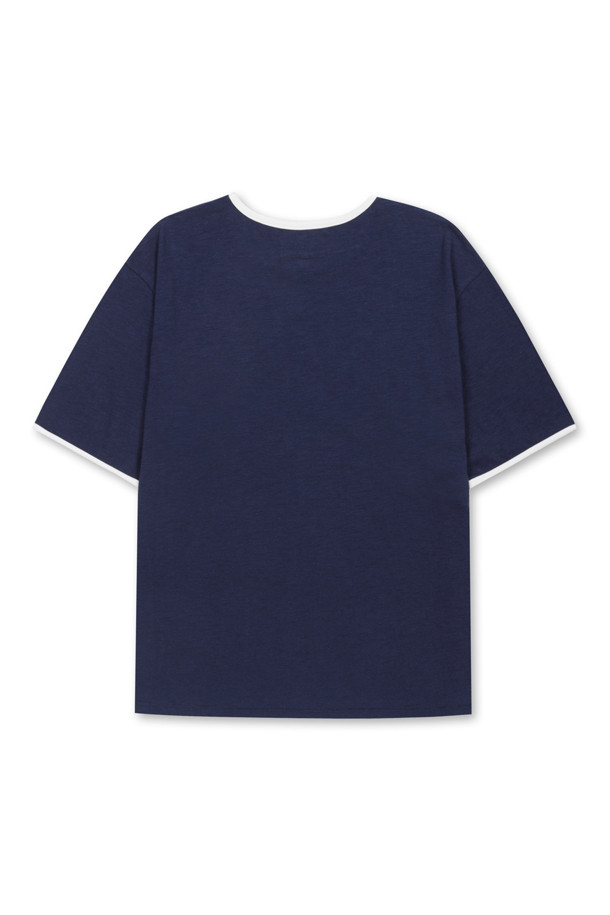 "Divine Grace' Artwork 링거 티셔츠 (네이비)"는 부드러운 면 소재에 슬럽 싱글 조직감으로 제작되어 편안한 착용감을 선사합니다. 레트로와 캐주얼 무드를 동시에 느낄 수 있는 디자인으로, 얇은 두께감과 레귤러핏으로 봄, 여름철 데일리룩에 적합합니다. 네이비 컬러 바탕에 화이트 링거 디테일이 돋보이며, 페가수스 모티프와 도트 프린팅 기법이 더해져 유니크한 스타일을 완성합니다. 일상, 여행, 봄 소풍 등 다양한 TPO에 활용할 수 있으며, 캐주얼, 레트로, 미니멀 스타일을 즐기는 분들께 추천합니다. 190G의 적당한 중량감으로 안정감 있는 핏을 제공합니다.
