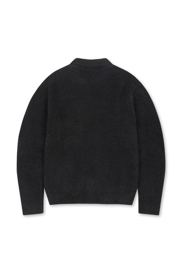 블랙 컬러의 크루넥 가디건입니다. 아크릴, 폴리에스터, 나일론, 모, 폴리우레탄 혼방 소재로 제작되어 포근하고 몽글몽글한 촉감을 선사합니다. 세미오버핏으로 제작되었으며, 긴 소매 기장과 라운드넥 디자인이 특징입니다. 베이직하면서도 세련된 스타일로, 일상, 출근룩, 외출복, 홈웨어 등 다양한 TPO에 활용 가능합니다. 포켓 디테일과 금속 단추, 신축성으로 실용성을 더했으며 보온성을 갖춘 제품입니다.
