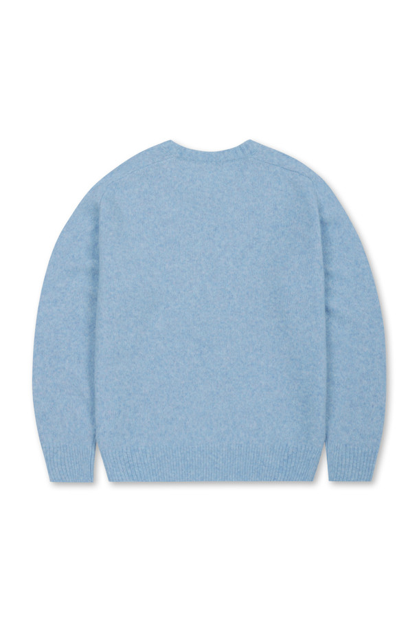 세이프 앤 사운드 풀오버 (블루)는 베이직하고 캐주얼한 스타일의 공용 니트/스웨터입니다. 가을, 겨울 시즌에 적합하며, 두꺼운 두께감과 부드러운 촉감이 특징입니다. 라운드넥 디자인에 레글런 소매, 긴소매 기장으로 제작되었으며, 세미오버핏으로 편안한 착용감을 선사합니다. 등판에는 레터링과 자수 디테일이 더해져 포인트를 더했습니다. 친환경 재생 폴리에스터를 사용하여 제작되었으며, 드라이클리닝을 권장합니다. 겨울 데일리룩, 집콕룩, 산책룩 등 다양한 TPO에 맞춰 캐주얼, 미니멀, 클래식 스타일을 연출할 수 있습니다.
