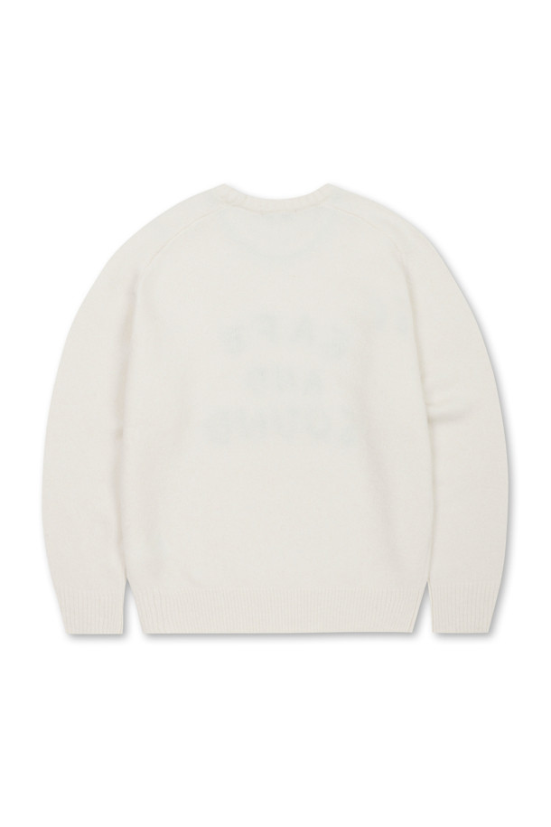 "Safe & Sound Pullover (아이보리)"는 부드러운 촉감의 두꺼운 두께감으로 가을, 겨울철 따뜻하게 착용 가능한 니트/스웨터입니다. 레글런 소매와 세미 오버핏으로 편안한 착용감을 선사하며, 라운드넥 디자인으로 어떤 스타일에도 매치하기 용이합니다. 아이보리 컬러에 "SAFE AND SOUND" 레터링 자수와 시그니처 스카이블루 라벨이 포인트로 더해져 캐주얼하고 미니멀한 무드를 연출합니다. 재활용 폴리에스터를 사용하여 환경까지 생각한 지속 가능한 제품입니다. 일상, 집콕, 산책 등 다양한 TPO에 활용할 수 있습니다.
