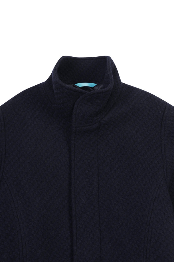 네이비 컬러의 스탠드 칼라 울 재킷입니다. 간절기와 초겨울에 적합하며, 모던하고 미니멀한 스타일을 연출합니다. 루즈 핏으로 편안한 착용감을 선사하며, 드롭 숄더 디자인과 입체 패턴으로 세련된 실루엣을 강조합니다. 울, 나일론, 폴리에스테르 혼방 소재로 제작되어 도톰한 두께감과 부드러운 촉감을 느낄 수 있습니다. 출근룩, 오피스룩, 모임룩 등 다양한 TPO에 클래식, 미니멀, 시크한 무드로 활용하기 좋습니다.
