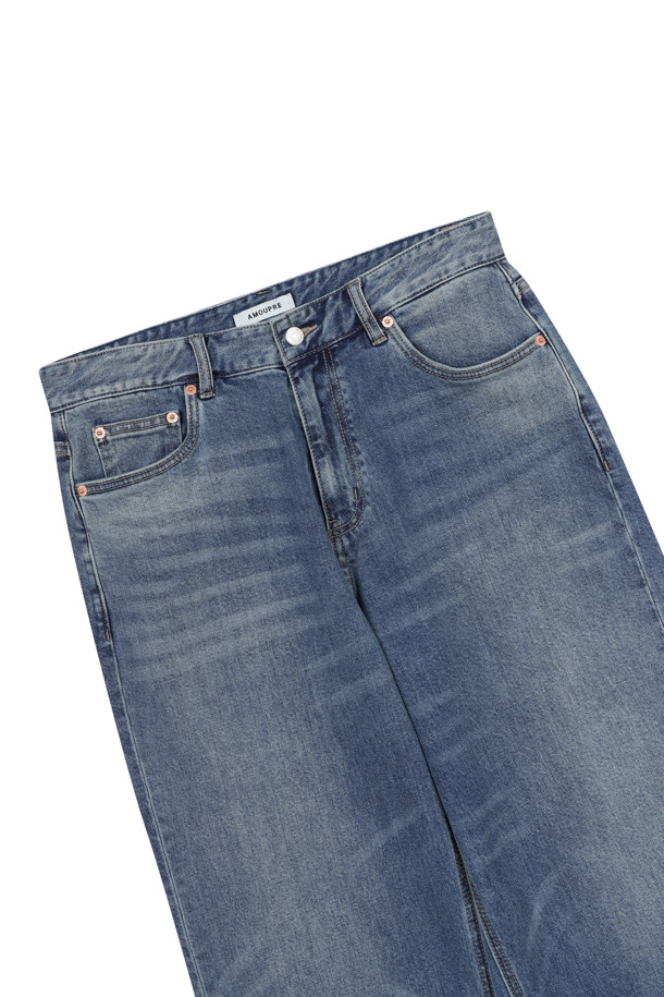 **릴렉스드 스트레이트 데님 (다크 블루)**

가을, 겨울에 어울리는 남성용 릴렉스드 핏 스트레이트 데님 팬츠입니다. 12oz 데님 소재로 제작되었으며, 캐주얼, 미니멀, 클래식 스타일을 연출하기 좋습니다. 다크 블루 컬러에 무지 디자인으로, 다양한 상의와 매치하기 용이합니다. 브러쉬 워싱, 캣 브러쉬 워싱, 스카이블루 포인트 디테일이 특징이며, 스트레치 원단으로 편안한 착용감을 제공합니다. 일상과 가을 나들이룩에 활용하기 좋은 아이템입니다.
