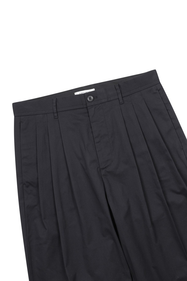 AMOUPRE - 캐주얼팬츠 - Relaxed Tapered 3-Tuck Pants (Black)