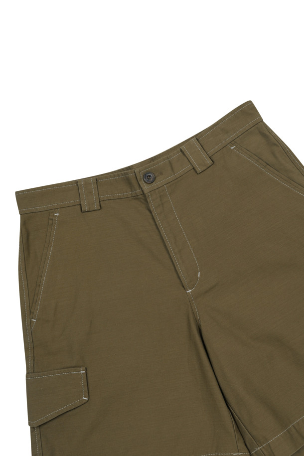 우븐 카고 쇼츠 (카키)는 여름철 캐주얼룩을 완성하는 남성용 반바지입니다. 부드러운 면 소재와 루즈핏으로 편안한 착용감을 선사하며, 뛰어난 통기성과 내구성을 갖췄습니다. 카고 포켓 디자인과 배색 스티치 디테일, 허리 안쪽 스카이블루 스티치가 포인트로, 미니멀하면서도 워크웨어 스타일을 연출합니다. 동네 마실, 여행, 휴가 등 다양한 TPO에 활용 가능하며, 베이직한 디자인으로 어떤 상의와도 잘 어울립니다.
