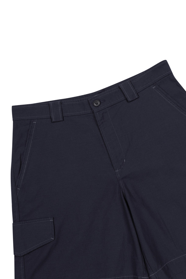 네이비 색상의 워븐 카고 반바지입니다. 면 소재의 부드러운 촉감과 여유로운 핏으로 편안함을 선사하며, 여름철 일상복으로 활용하기 좋습니다. 카고 포켓 디자인과 배색 스티치 디테일이 돋보이며, 허리 안쪽의 스카이블루 스티치가 은은한 포인트를 더합니다. 뛰어난 통기성과 슬럽 텍스처로 시원하고 스타일리시한 연출이 가능하며, 캐주얼, 미니멀, 워크웨어 스타일을 모두 소화할 수 있습니다. 동네 마실룩, 여행룩, 휴가룩 등 다양한 TPO에 매치하여 활용해보세요.
