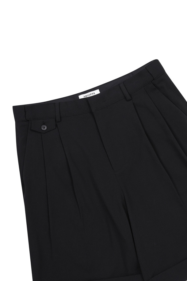 투 턱 버뮤다 쇼츠 (블랙)는 캐주얼과 포멀 스타일을 모두 아우르는 남성용 5부 기장의 반바지입니다. 부드러운 폴리에스터, 레이온, 폴리우레탄 혼방 소재로 제작되어 편안한 착용감을 선사하며, 여유 있는 루즈핏으로 활동성을 높였습니다. 블랙 색상에 무지 디자인으로 어떤 상의와도 잘 어울리며, 데이트룩이나 카페룩 등 다채로운 TPO에 활용할 수 있습니다. 투턱 디테일과 밑단 커프 디테일이 세련된 분위기를 더하고, 후면 플랩 포켓과 허리 스카이블루 포인트 라벨 및 테이핑으로 포인트를 더했습니다. 미니멀, 클래식 스타일을 선호하는 분들께 추천합니다.
