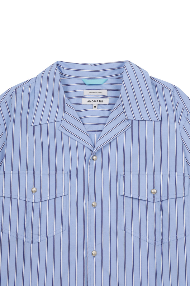 스트라이프 반소매 셔츠 (블루)는 여름 시즌, 일상 속에서 클래식한 스타일을 연출하기에 좋은 상의입니다. 오프카라 디자인과 레귤러 핏으로 편안한 착용감을 선사하며, 금장 단추와 가슴 포켓 디테일이 돋보입니다. 면 소재의 스트라이프 패턴으로 시원하고 세련된 느낌을 주며, 양쪽 밑단 트임 디테일이 활동성을 더합니다. 데이트룩, 카페룩 등 다양한 TPO에 맞춰 미니멀, 캐주얼 스타일을 연출해보세요.
