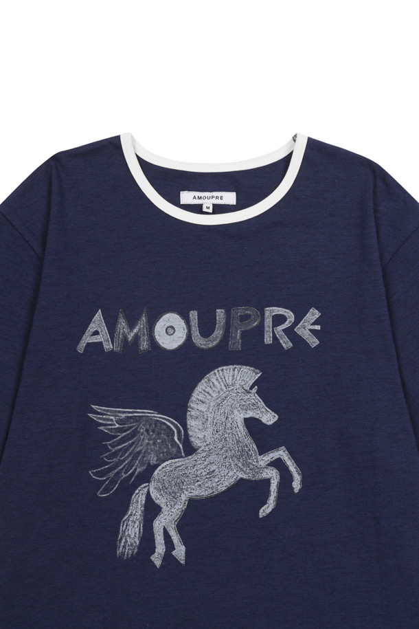 "Divine Grace' Artwork 링거 티셔츠 (네이비)"는 부드러운 면 소재에 슬럽 싱글 조직감으로 제작되어 편안한 착용감을 선사합니다. 레트로와 캐주얼 무드를 동시에 느낄 수 있는 디자인으로, 얇은 두께감과 레귤러핏으로 봄, 여름철 데일리룩에 적합합니다. 네이비 컬러 바탕에 화이트 링거 디테일이 돋보이며, 페가수스 모티프와 도트 프린팅 기법이 더해져 유니크한 스타일을 완성합니다. 일상, 여행, 봄 소풍 등 다양한 TPO에 활용할 수 있으며, 캐주얼, 레트로, 미니멀 스타일을 즐기는 분들께 추천합니다. 190G의 적당한 중량감으로 안정감 있는 핏을 제공합니다.
