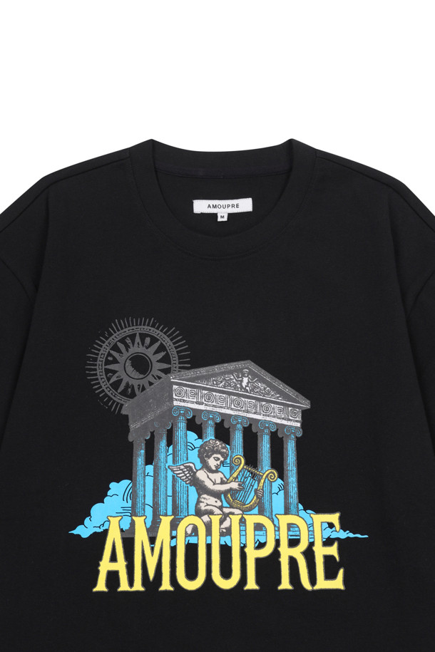 **Divine Grace' 엔젤 아트워크 티셔츠 (블랙)**

고밀도 면 소재로 제작되어 부드러운 촉감을 선사하는 Divine Grace' 엔젤 아트워크 티셔츠입니다. 디지털 프린팅 기법으로 섬세하게 표현된 엔젤 아트워크가 돋보이며, 캐주얼, 미니멀, 스트리트 스타일을 즐겨 입는 분들께 적합합니다. 릴랙스 핏과 라운드넥 디자인으로 편안한 착용감을 제공하며, 봄, 여름 시즌 일상복이나 동네 마실룩, 여행룩으로 활용하기 좋습니다. 하단 좌측의 스카이블루 포인트 라벨이 디자인의 완성도를 높여줍니다. 반소매 기장의 레귤러 기장 티셔츠입니다.
