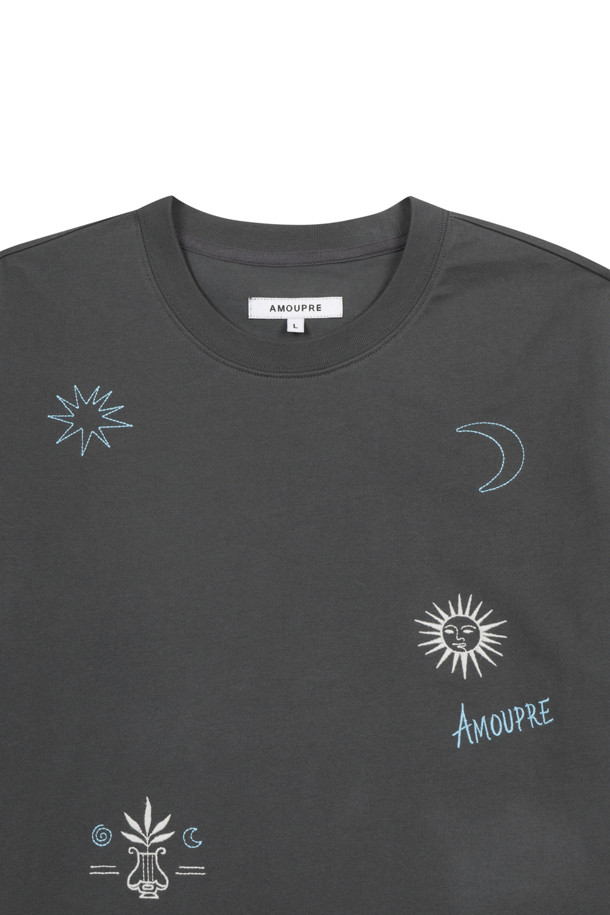 다크 그레이 색상의 자수 반소매 티셔츠입니다. 봄, 여름 시즌에 어울리는 면 소재의 릴랙스 핏으로, 캐주얼하고 빈티지한 스타일을 연출합니다. 라운드넥 디자인에 불규칙한 자수 패턴이 돋보이며, 왼쪽 하단에 시그니처 스카이블루 라벨이 포인트로 더해졌습니다. 일상생활은 물론, 가벼운 여행 시에도 편안하게 착용 가능하며, 단독으로 또는 레이어드하여 다양한 스타일을 연출할 수 있습니다. 동네 마실룩, 여행룩에 모두 잘 어울리는 아이템입니다.
