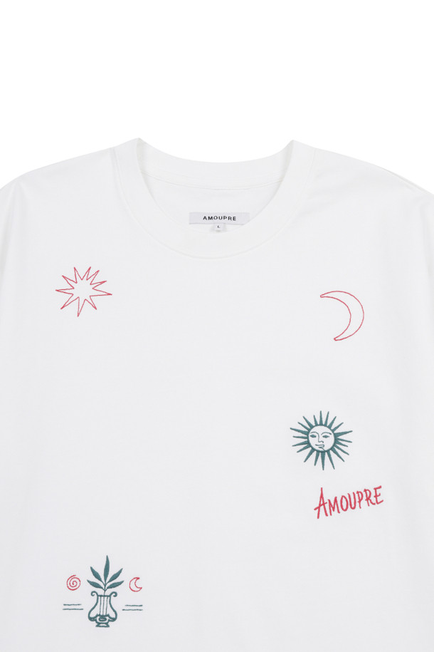 자수 반소매 티셔츠 (화이트)는 26수 이중 꼰사 원단으로 제작되어 부드러운 촉감을 선사합니다. 얇은 두께감으로 봄, 여름 시즌에 시원하게 착용 가능하며, 릴렉스핏으로 편안한 착용감을 제공합니다. 캐주얼 및 베이직 스타일을 연출하기 좋으며, 동네 마실룩이나 봄 소풍룩에 적합합니다. 밀도 높은 원단 구조로 비침을 최소화했으며, 시즌 테마 자수 그래픽과 입체감 있는 자수 디테일, 빈티지 감성의 불규칙한 자수 배치가 특징입니다. 왼쪽 하단 스카이블루 포인트 라벨로 포인트를 더했습니다.
