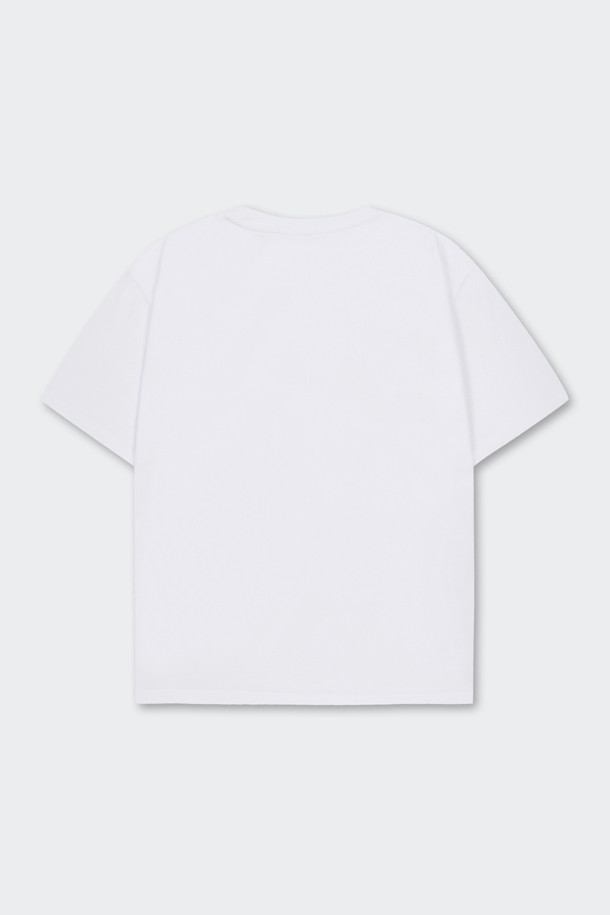 AMOUPRE x NAMHEE 단희 그래픽 티셔츠는 여성 및 남성 모두 착용 가능한 캐주얼 스타일의 그래픽 티셔츠입니다. 화이트 컬러의 라운드넥 반소매 디자인으로, 봄과 여름에 230g 32수 더블싱글 저지 면 원단으로 제작되어 부드러운 촉감을 선사합니다. DTP(Digital Textile Printing) 기법의 고해상도 그래픽 프린트와 워싱 가공 처리로 완성도를 높였으며, 슬림핏 또는 릴랙스핏으로 편안하게 착용할 수 있습니다. 동네 마실룩, 봄 소풍룩 등 가볍고 편안한 스타일을 연출하기 좋으며, 미니멀, 스트리트 무드에도 잘 어울립니다.
