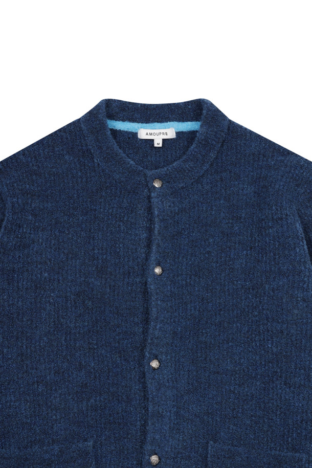 크루넥 가디건 (블루)은 포근하고 몽글몽글한 촉감의 니트 가디건입니다. 라운드넥과 크루넥 디자인으로, 세미오버핏에 긴소매 기장으로 제작되었습니다. 아크릴, 폴리에스터, 나일론, 모, 폴리우레탄 혼방 소재로 봄, 가을, 겨울 계절에 착용하기 좋으며, 톤온톤 니쥬 패턴이 특징입니다. 금속 단추와 포켓 디테일이 돋보이며, 신축성이 있어 편안하게 착용할 수 있습니다. 출근룩, 겨울 데일리룩, 클래식, 미니멀, 캐주얼 스타일을 연출하기에 좋습니다.
