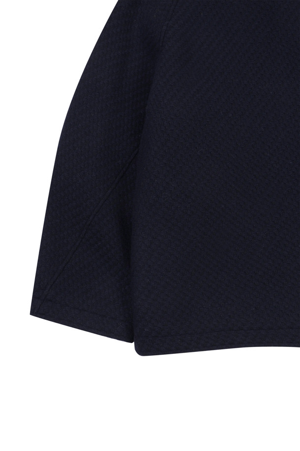 네이비 컬러의 스탠드 칼라 울 재킷입니다. 간절기와 초겨울에 적합하며, 모던하고 미니멀한 스타일을 연출합니다. 루즈 핏으로 편안한 착용감을 선사하며, 드롭 숄더 디자인과 입체 패턴으로 세련된 실루엣을 강조합니다. 울, 나일론, 폴리에스테르 혼방 소재로 제작되어 도톰한 두께감과 부드러운 촉감을 느낄 수 있습니다. 출근룩, 오피스룩, 모임룩 등 다양한 TPO에 클래식, 미니멀, 시크한 무드로 활용하기 좋습니다.
